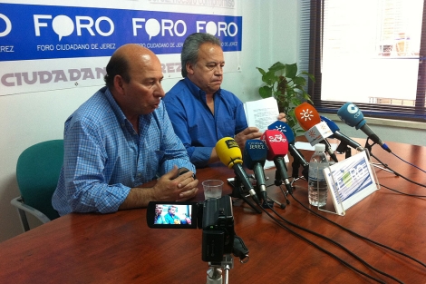 Pedro Pacheco, junto a Jos Lpez, durante la rueda de prensa. | Jos Contreras
