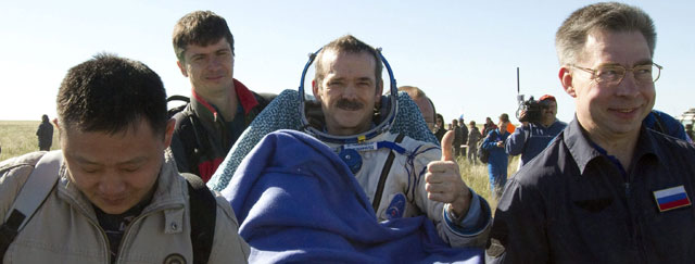 El astronauta Chris Hadfield, tras su aterrizaje en Baikonur. | Efe