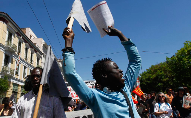 Trabajadores inmigrantes durante una protesta celebrara el Da Internacional del Trabajo en Atenas. | Efe