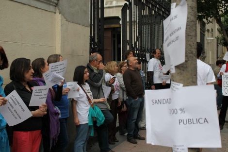 Una veintena de personas se concentran a las puertas de Ribera Salud
