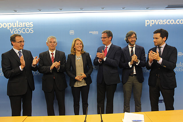 Arantza Quiroga recibe los aplausos de sus compaeros del PP tras la eleccin. | Araba Press