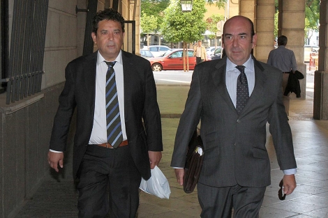 Antonio Nieto Garrido (i.) llega a los juzgados junto a su abogado. | Carlos Márquez