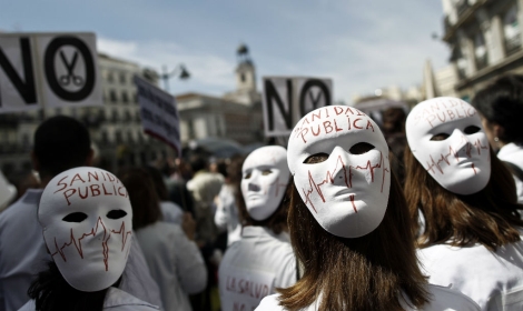 Protesta sanitaria de la 'marea blanca' por las calles de Madrid. | Alberto di Lolli