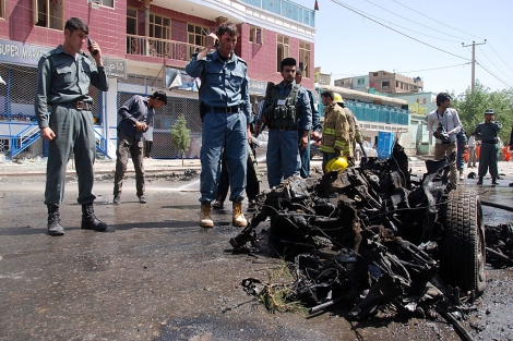 La polica afgana, en el lugar del atentado en Kabul. | M. Bernab