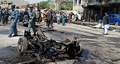 Restos de uno de los vehculos calcinados en el atentado en Kabul. | M. B.