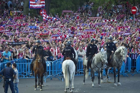 Policas Nacionales vigilan la celebracin rojiblanca tras ganar la UEFA de 2012. | G. Arroyo