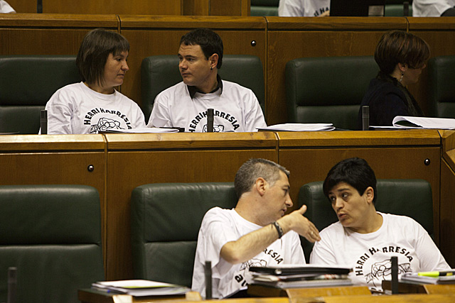 Los parlamentarios de EH Bildu lucen las camisetas en la bacada abertzale.