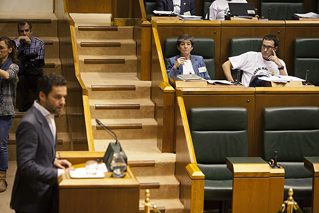 Laura Mintegi y Julen Arzuaga observan a Borja Smper durante su comparecencia en el pleno parlamentario.