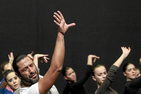 El bailarn Rafael Amargo imparte una clase de danza. | J.M. Lostau