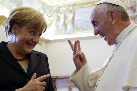El Papa conversa con la canciller alemana, Angela Merkel, en la Santa Sede. | Afp