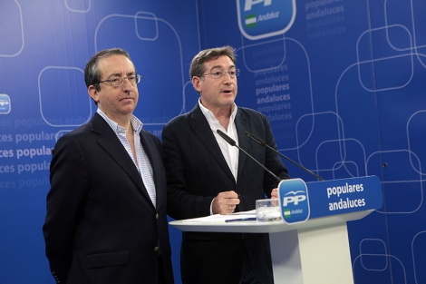 Los diputados del PP Rafael Salas y Rafael Carmona, en rueda de prensa. | Jess Morn