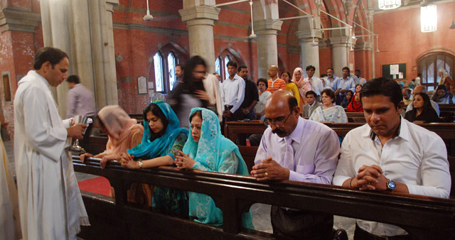 Pakistaníes, en la misa del domingo en la iglesia de la Resurrección en Lahore. | M. B.