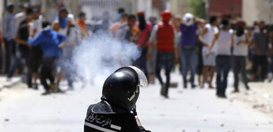 Policas lanzan gases lacrimgenos contra los manifestantes. | Reuters