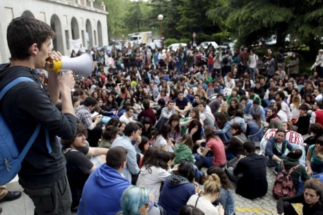 Alumnos protestan frente al rectorado de la Complutense este mayo. | Foto: Antonio Heredia