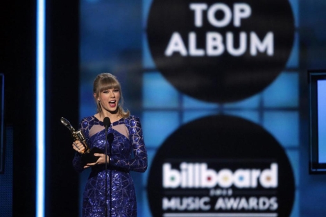 Taylor Swift recoge uno de sus ocho galardones. | Reuters VEA MS IMGENES