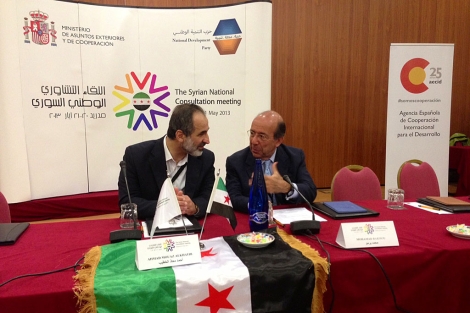 El líder opositor Al Khatib, junto al secretario de Estado de Exteriores, Gonzalo de Benito. | A. F.