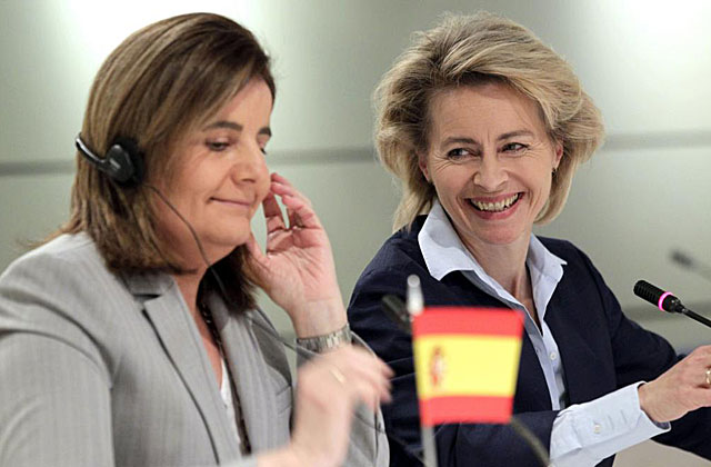 Fátima Báñez y Ursula Von der Leyen, durante la firma del memorando. | Efe