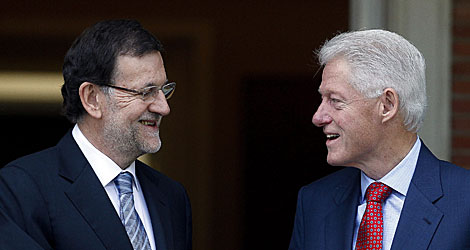 Rajoy y Clinton, durante su saludo al llegar a Moncloa. | Javier Barbancho