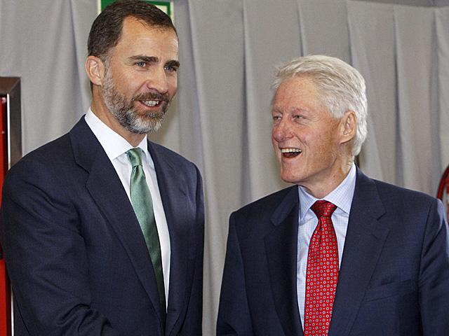 El príncipe Felipe saluda al ex presidente de EEUU Bill Clinton Clinton a su llegada al foro de empleo y juventud. | Kiko Huesca / Efe