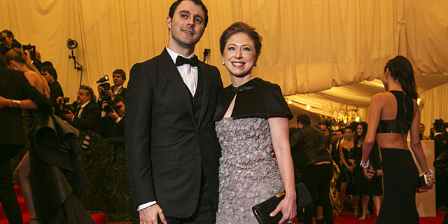 Chelsea Clinton y su marido, Marc Mezvinsky, en la gala del MET de Nueva York. | Reuters