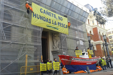 Activistas encadenados a un barco en Agricultura. | Greenpeace