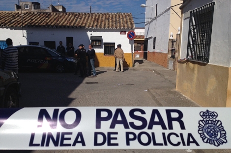 Agentes de la Polica Nacional, en la vivienda donde se produjo la agresin. | Madero Cubero