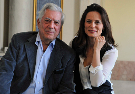 Mario Vargas Llosa y Aitana Snchez Gijn. (Foto: Teatro Espaol)