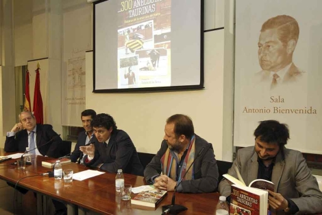 Lucas Pérez, en el centro, en la presentación del libro. | Alberto Cuéllar