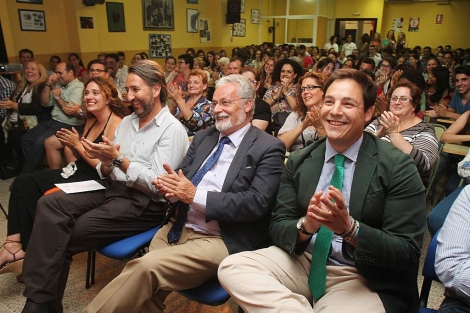Maeztu (centro), en un acto celebrado este jueves en el instituto del Polgono Sur. | Carlos Mrquez