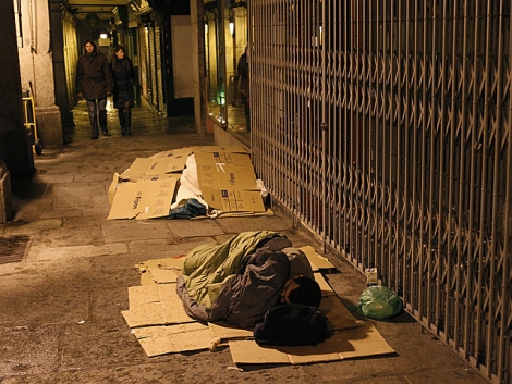 Dos personas sin hogar duermen en una plaza de Madrid. | Javier Barbancho