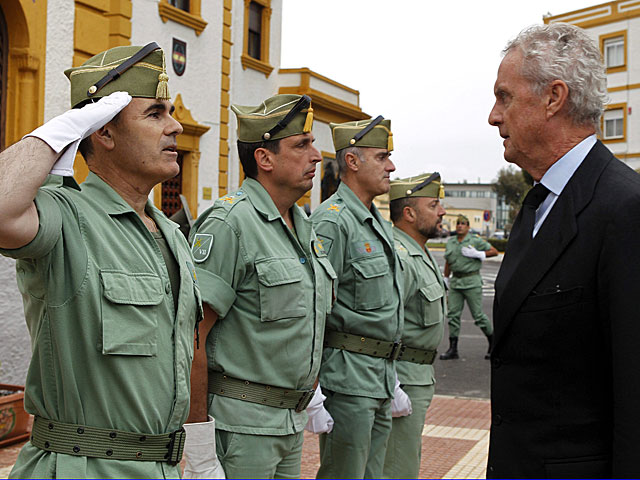 Pedro Morens, durante la visita al cuartel de la Legin lvarez de Sotomayor de Viator (Almera). | Defensa