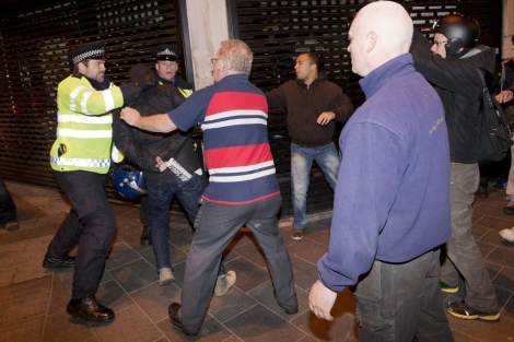Enfrentamientos entre la polica y los ultras esta noche en Woolwich. | Afp