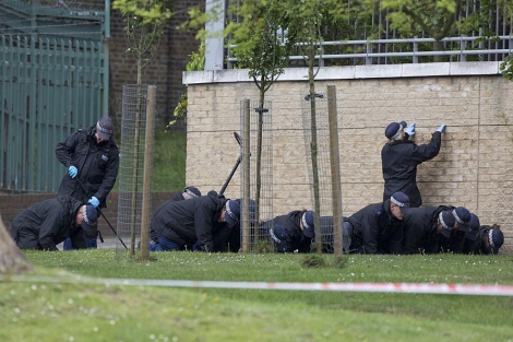 Policas britnicos rastrean la escena del crimen, en Londres. | Reuters