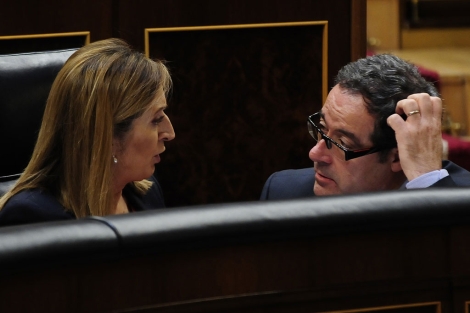Ana Pastor y Pere Macas charlando en el Congreso. | Bernardo Daz
