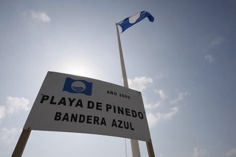 Una bandera azul ondea en la playa de Pinedo, en una imagen de archivo. | B. Pajares