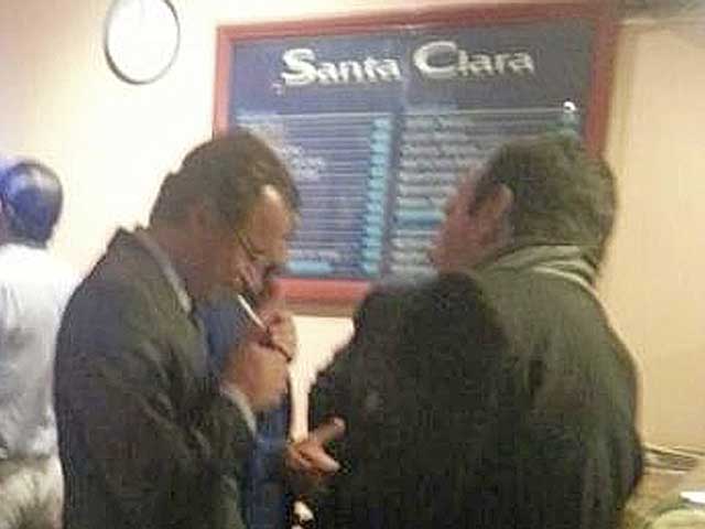 Alfonso Alonso, enciende un cigarrillo dentro de un bar. | Foto: GTRES