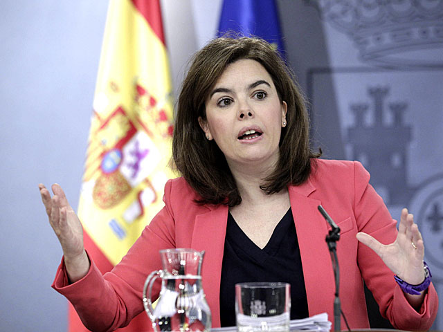 La vicepresidenta del Gobierno, Soraya Sáenz de Santamaría, durante la rueda de prensa. | Zipi / Efe
