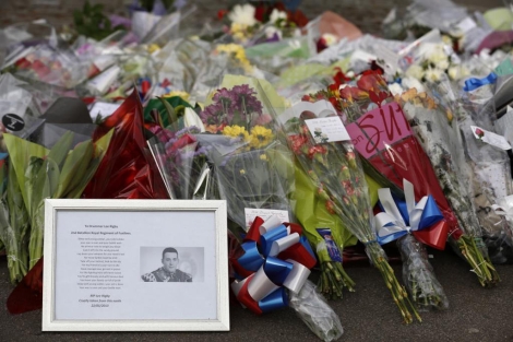 Muestras de cario y recuerdo por el soldado britnico asesinado en Londres. | Reuters