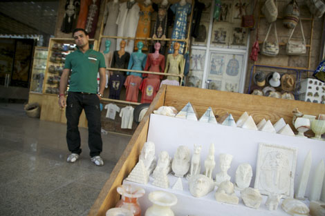 Un vendedor con estatuas de alabastro. | F. C.