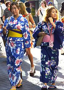 Jóvenes con 'yukata' en Tokio.| Reuters