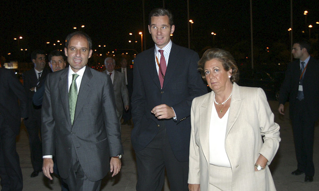 Iaki Urdangarin, entre Francisco Camps y Rita Barber, en el Valencia Sumitt de 2004. | Guillermo Lucas