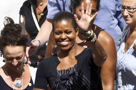 Michelle Obama saluda durante su visita a Ronda. |ELMUNDO.es