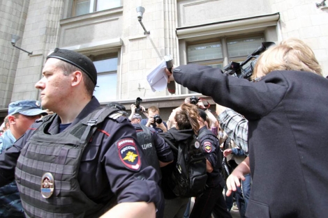 La polica detiene a uno de los activistas en la marcha del orgullo gay en Mosc. | S. Maldonado
