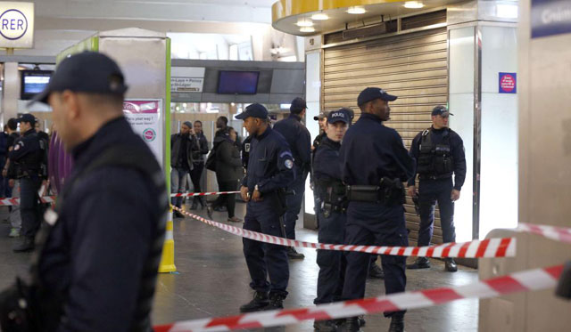 Policías vigilan la zona donde se produjo el apuñalamiento de un soldado en La Défense. | Afp