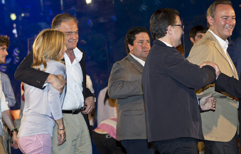 Esteban Gonzlez Pons abraza con fuerza a Sonia Castedo mientras Fabra baja del escenario. | Foto: Vicent Bosch