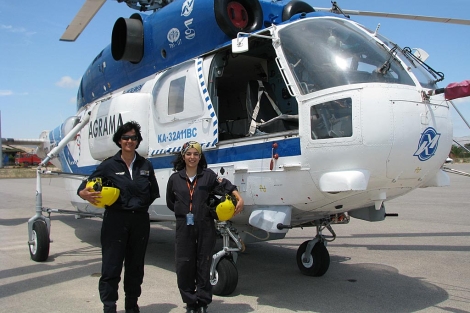 Nuria Anguera e Isabel Orrn, junto a su helicptero 'Kamov'.