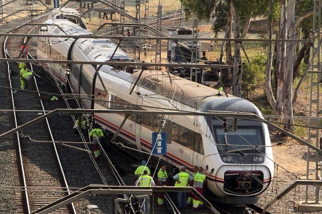 Operarios tratan de colocar sobre la va uno de los trenes afectados. | Carlos Mrquez