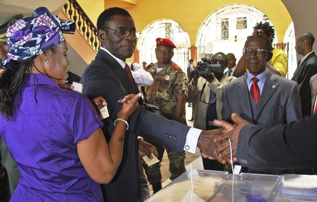 Obiang, tras depositar su voto en Malabo. | Efe