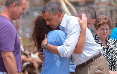 Obama abraza a una mujer en Moore. | Afp