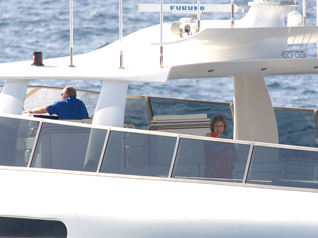 El Rey Juan Carlos y la Reina Sofa a bordo del yate 'Fortuna' durante el verano de 2005. | Gtres